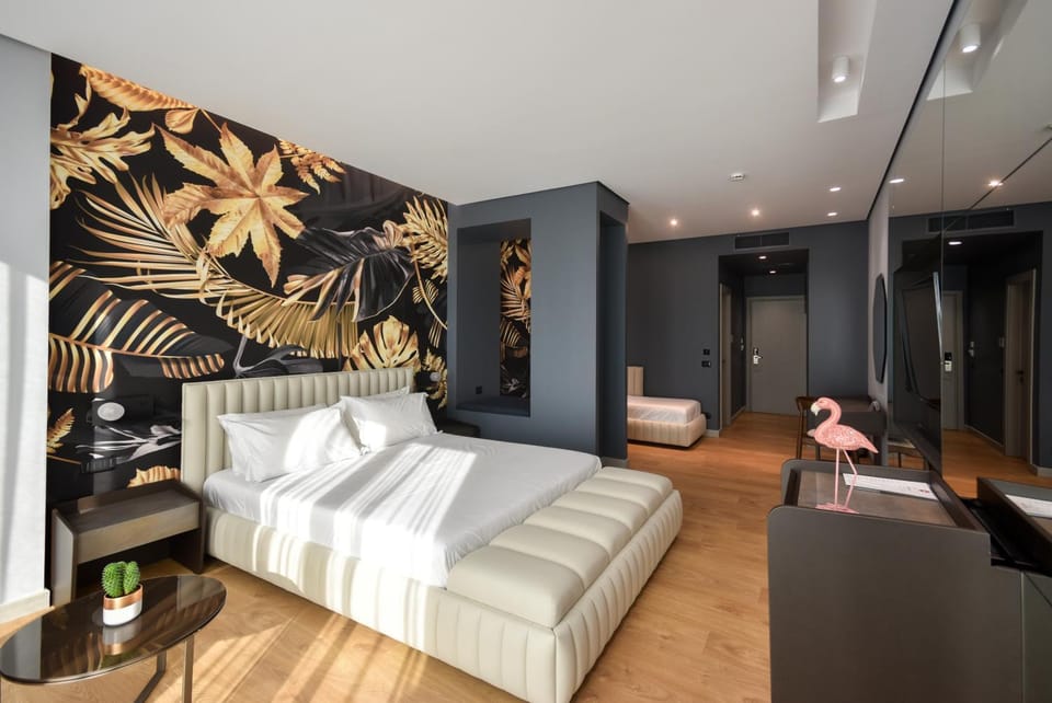 Photo of the whole room, Bedroom, Street view