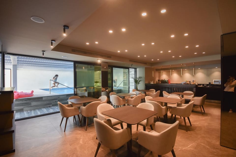 Restaurant/places to eat, Lounge or bar