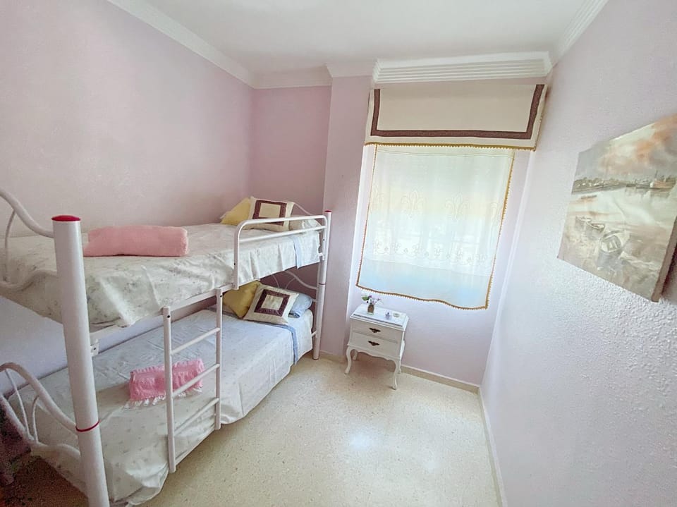 Bed, Photo of the whole room, bunk bed