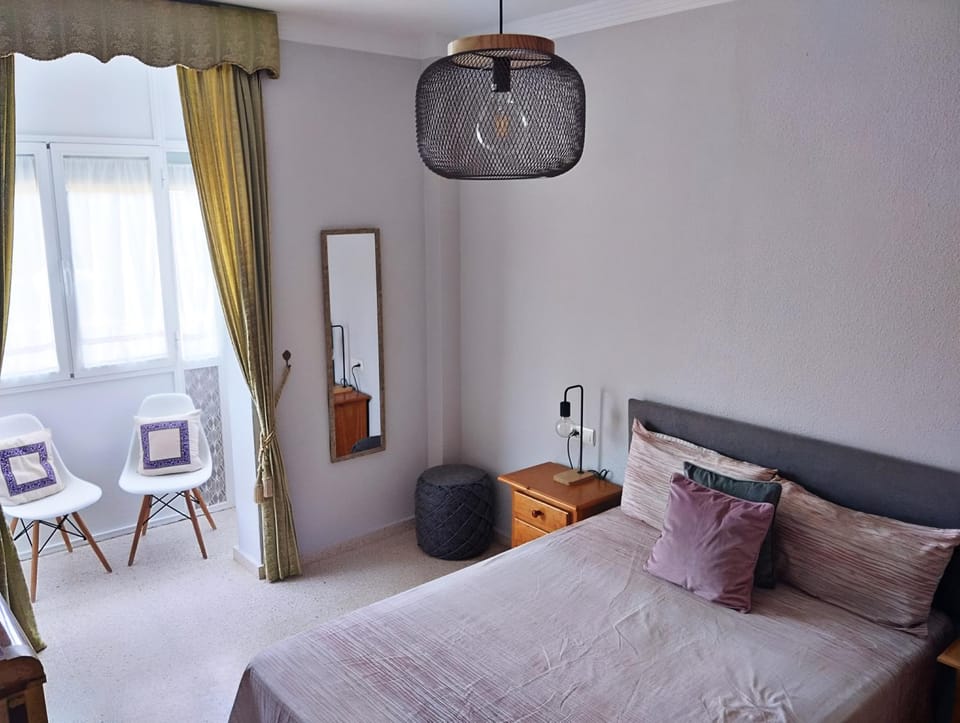 Bed, Seating area, Bedroom