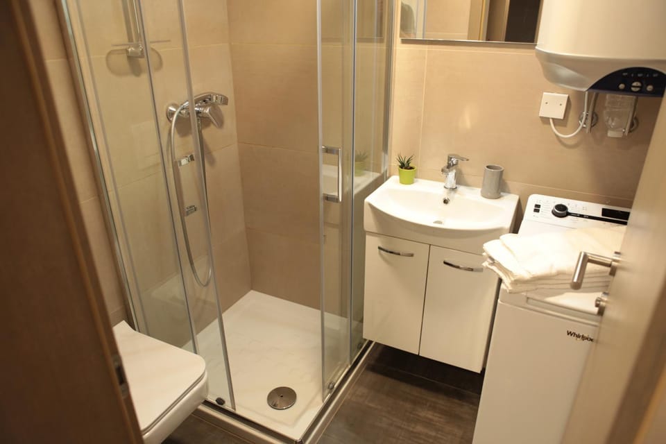 Shower, Toilet, Bathroom, towels, washing machine