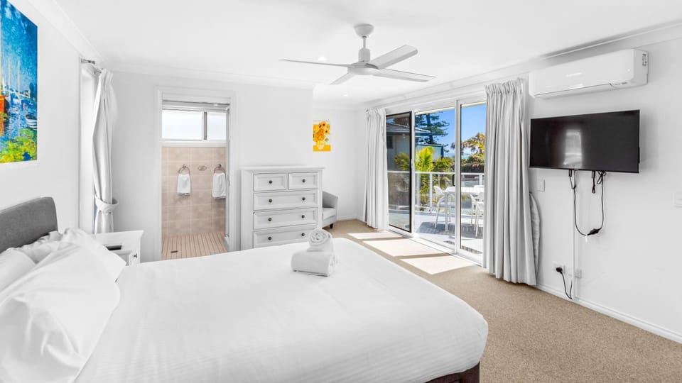 Bed, TV and multimedia, Bedroom