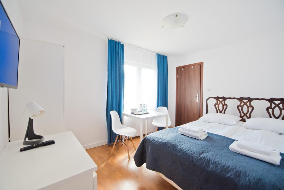 Bed, TV and multimedia, Photo of the whole room