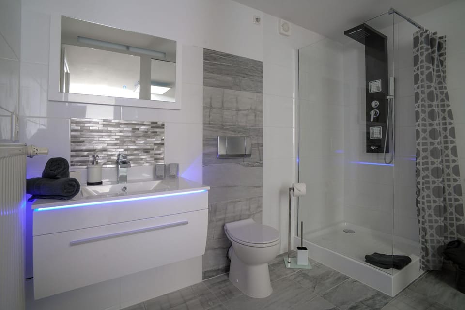Shower, Toilet, Bathroom, towels