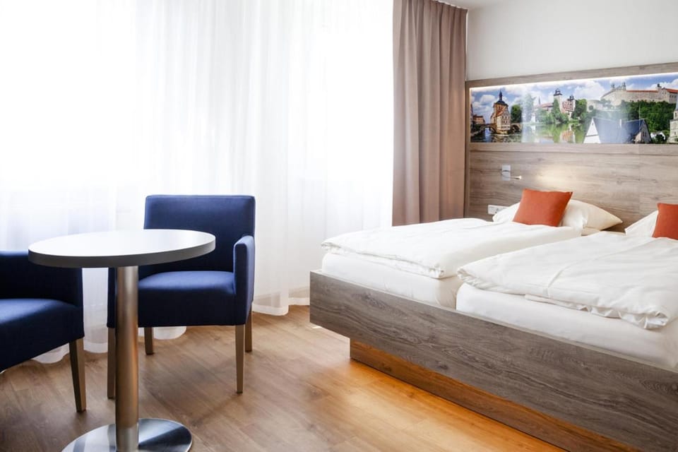 Bed, Photo of the whole room, Seating area