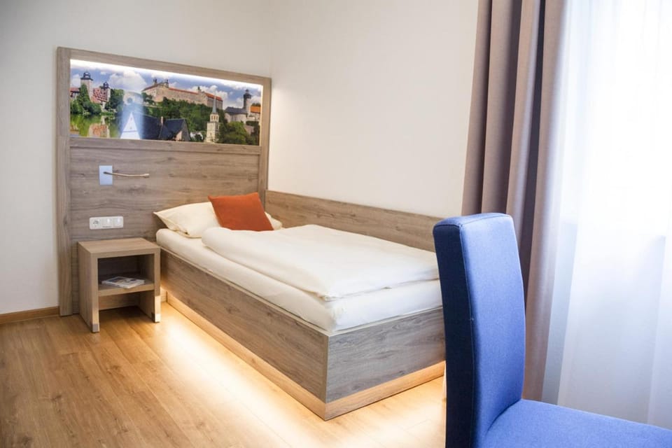 Bed, Photo of the whole room, Seating area