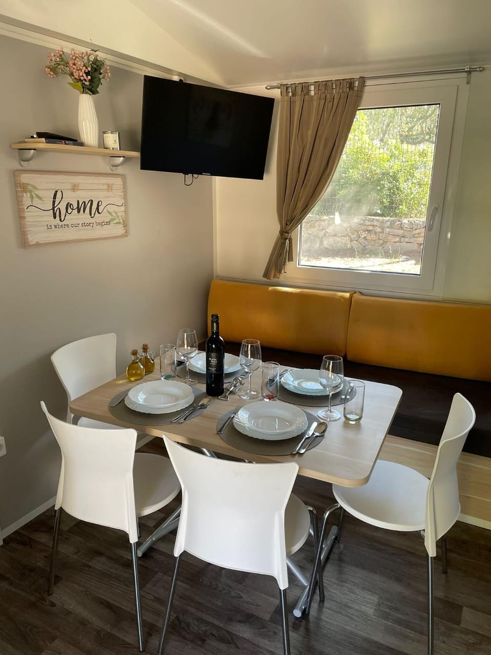 TV and multimedia, Living room, Seating area, Dining area