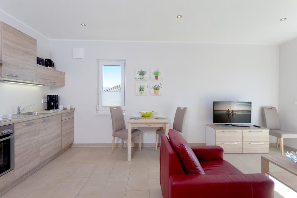 TV and multimedia, Seating area, Dining area, kitchen