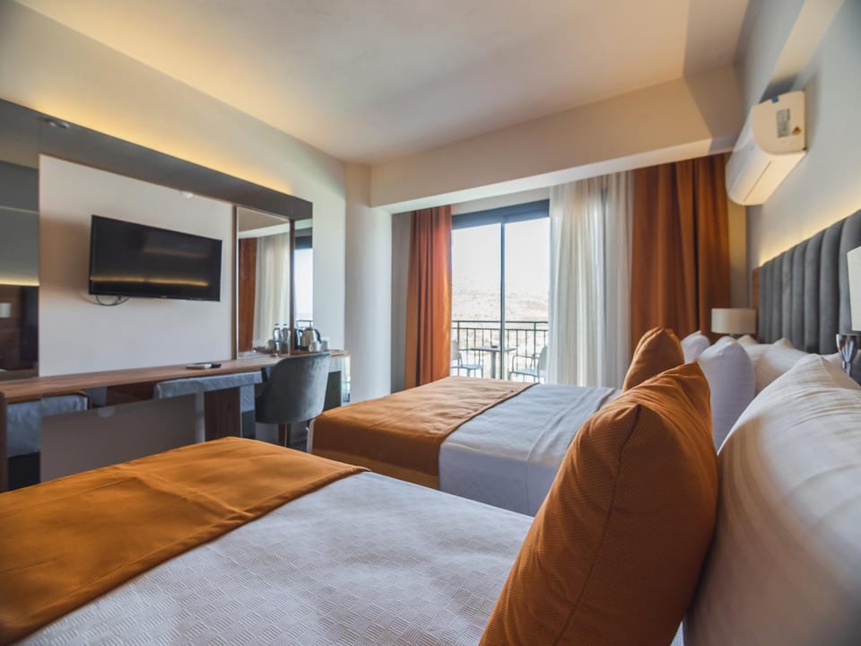 Bed, TV and multimedia, Seating area, air conditioner