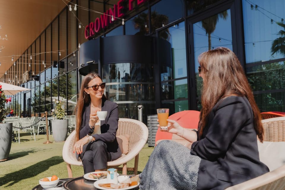 Patio, Restaurant/places to eat, Day, People, Coffee/tea facilities, Living room, Food and drinks, Seating area, Food, Guests, Drinks, group of guests