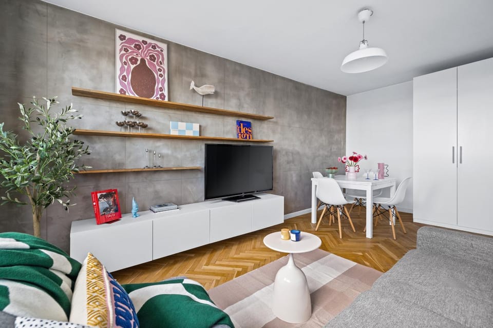 TV and multimedia, Living room, Seating area, Dining area