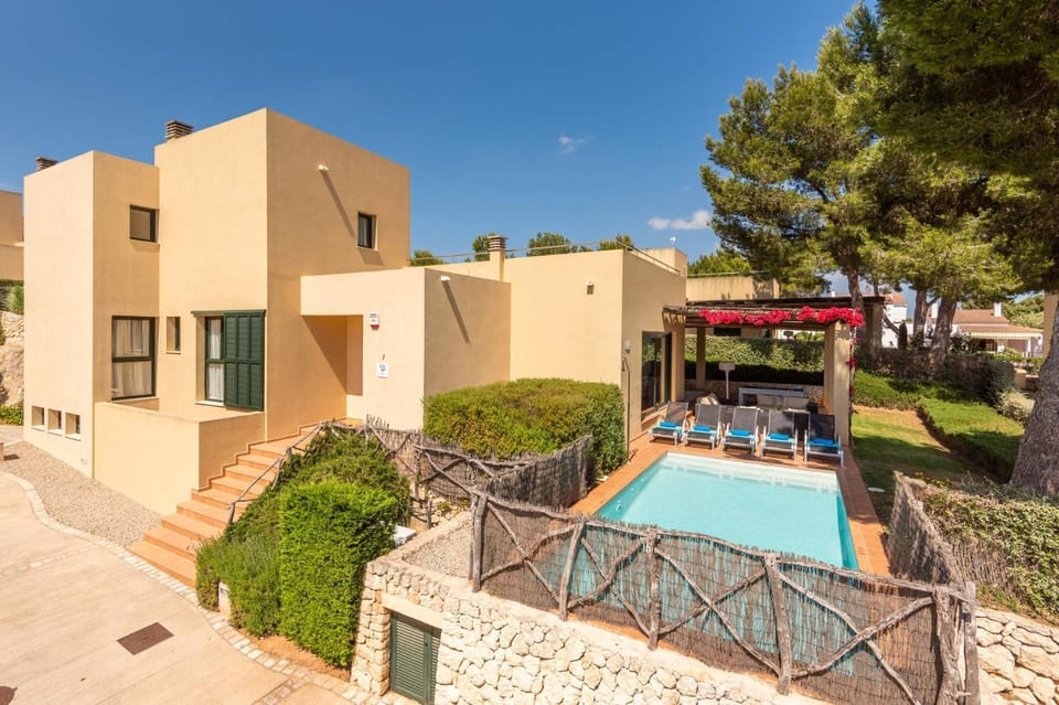 Property building, Solarium, Balcony/Terrace, Pool view, Swimming pool, Swimming pool