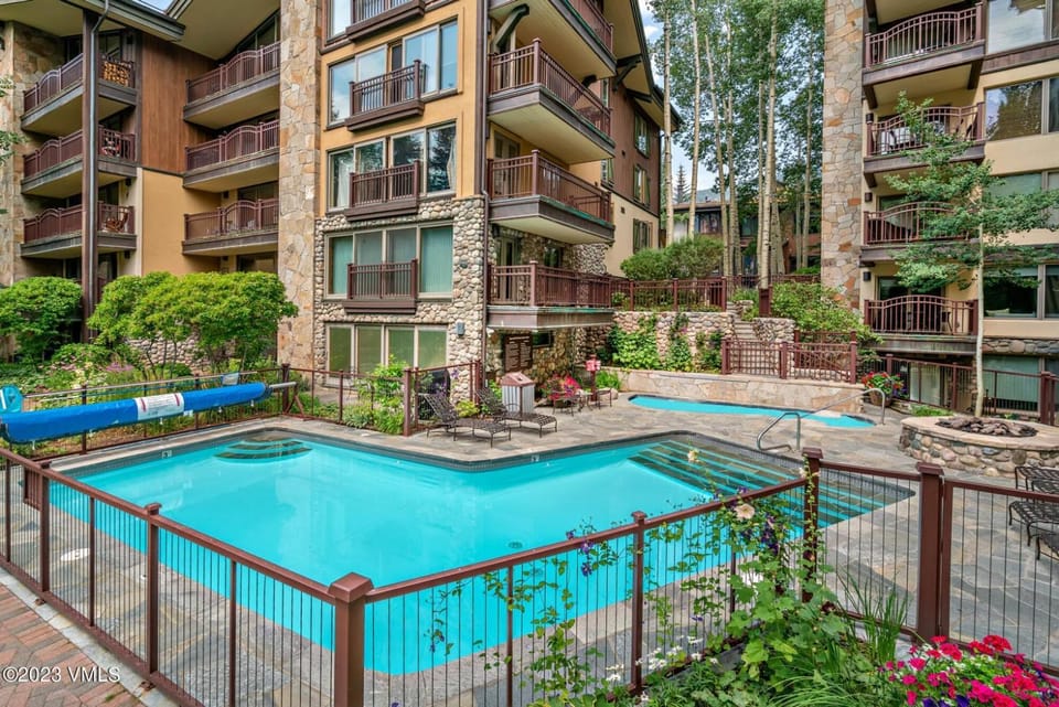 Property building, Day, Swimming pool