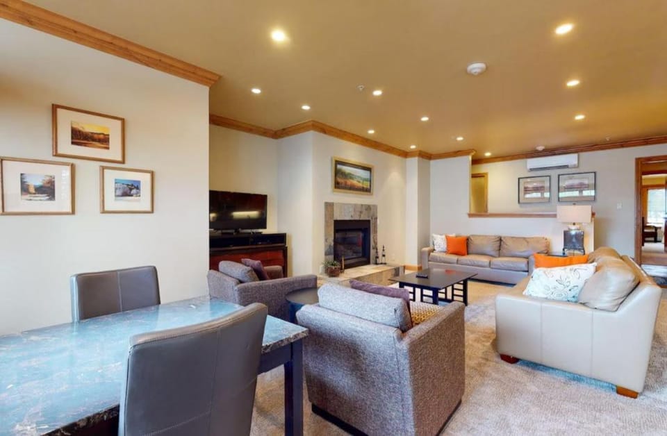 Luxury Ski In, Ski Out 2 Bedroom Mountain Residence In The Heart Of Lionshead Village With Heated Slope Side Pool And Hot Tub Apartment in Lionshead Village Vail