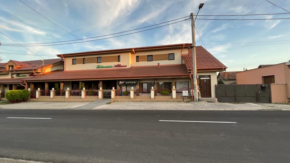 Reštaurácia-penzión ALTANA Bed and Breakfast in Slovakia