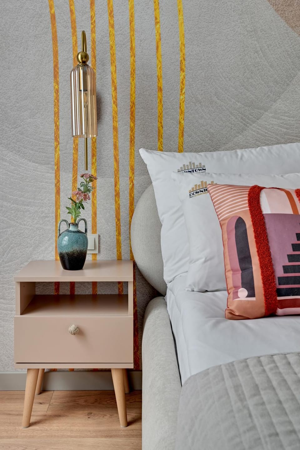 Bed, Photo of the whole room, Decorative detail, Seating area, Bedroom