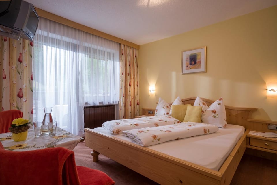 Photo of the whole room, Garden view