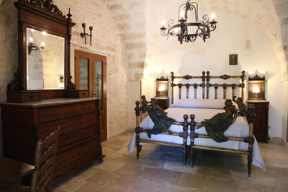 Bed, Living room, Photo of the whole room, Seating area, Bedroom