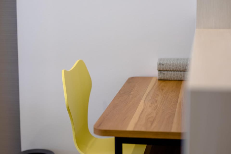 Photo of the whole room, Seating area