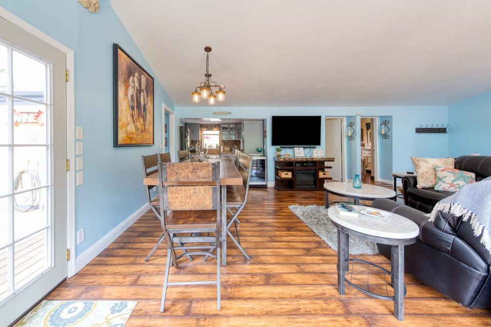 Living room, Dining area
