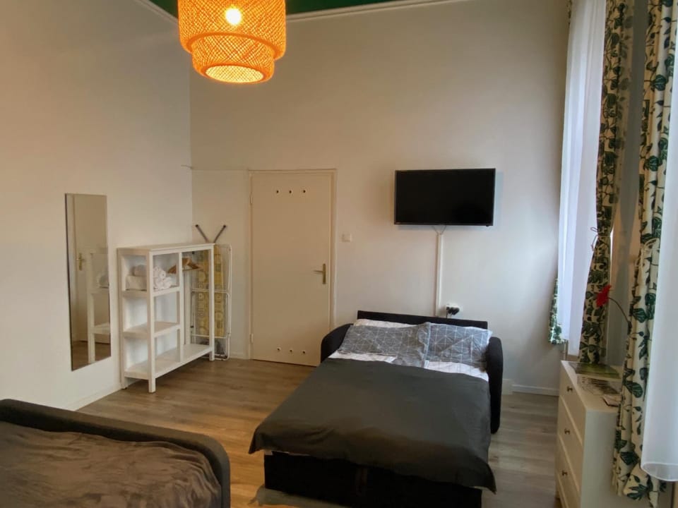 Bed, TV and multimedia, Photo of the whole room, Bedroom