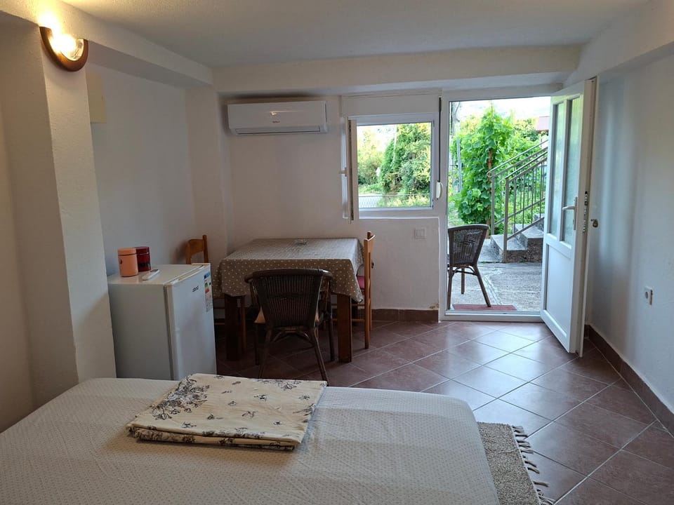 Bed, Kitchen or kitchenette, Photo of the whole room, Seating area, Dining area, Bedroom, Breakfast, internet, air conditioner