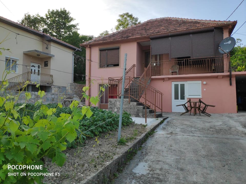 Property building, Day, Garden, Garden view, Street view