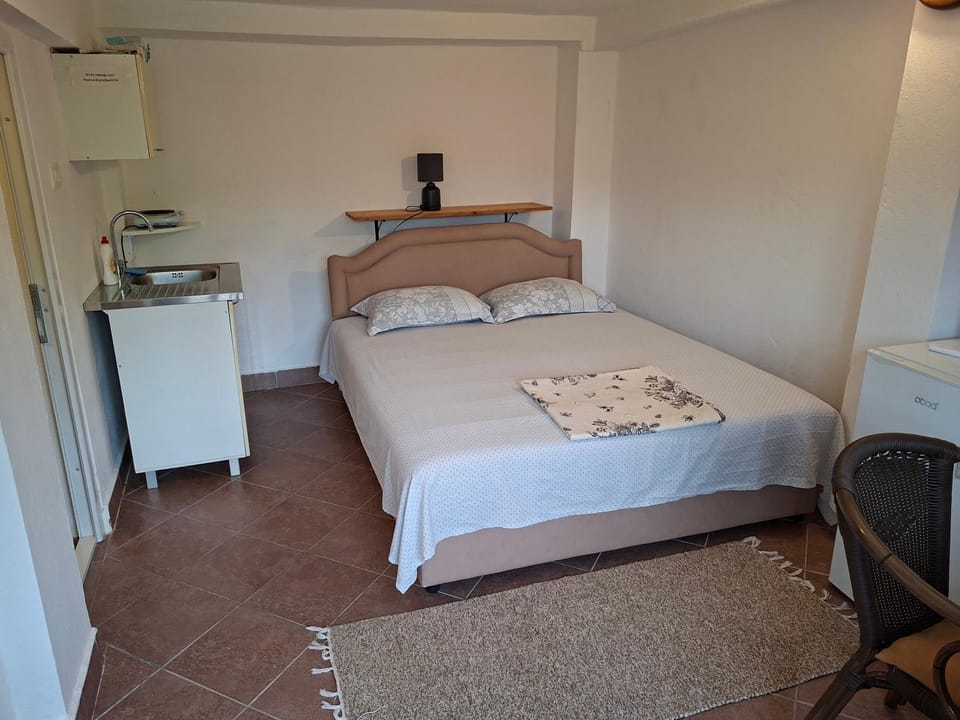 Bed, Kitchen or kitchenette, Photo of the whole room, Bedroom