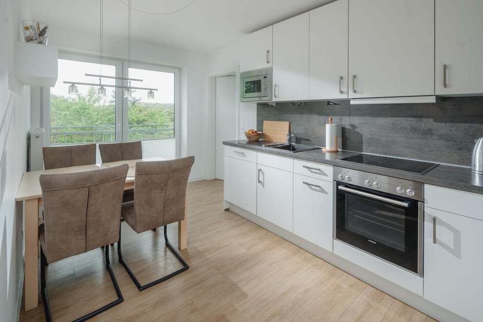 Kitchen or kitchenette, Dining area