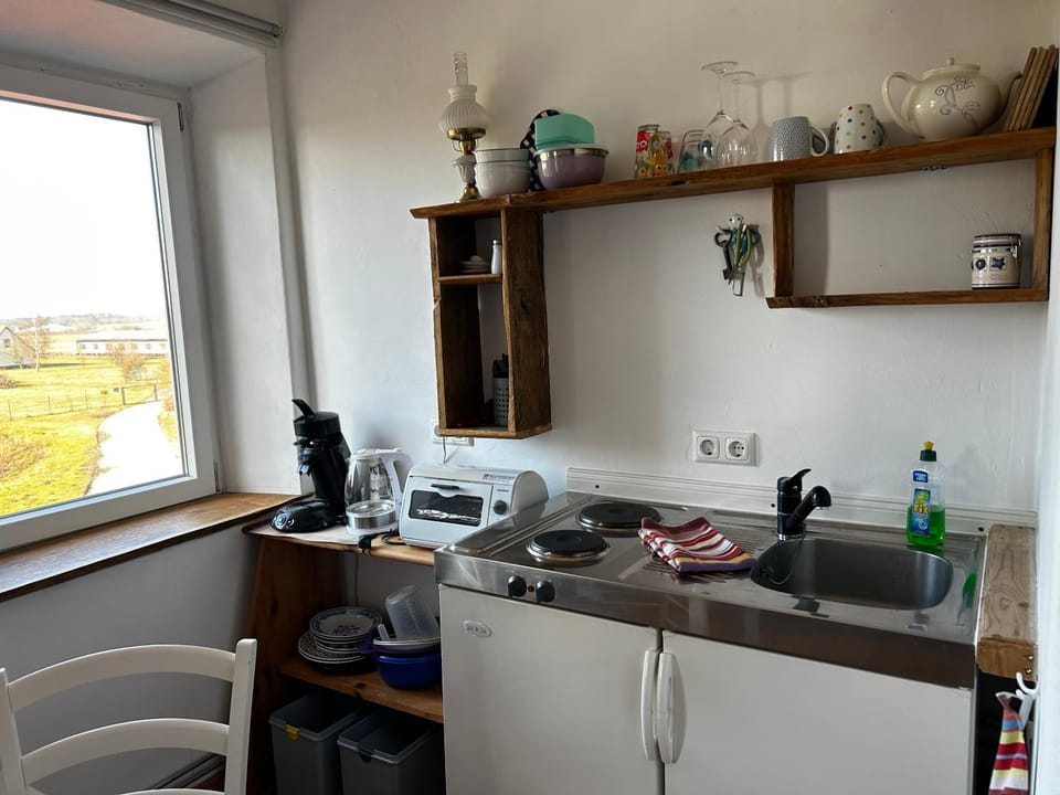 Coffee/tea facilities, Kitchen or kitchenette, Dining area, stove, toaster