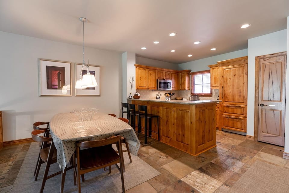 Kitchen or kitchenette, Dining area