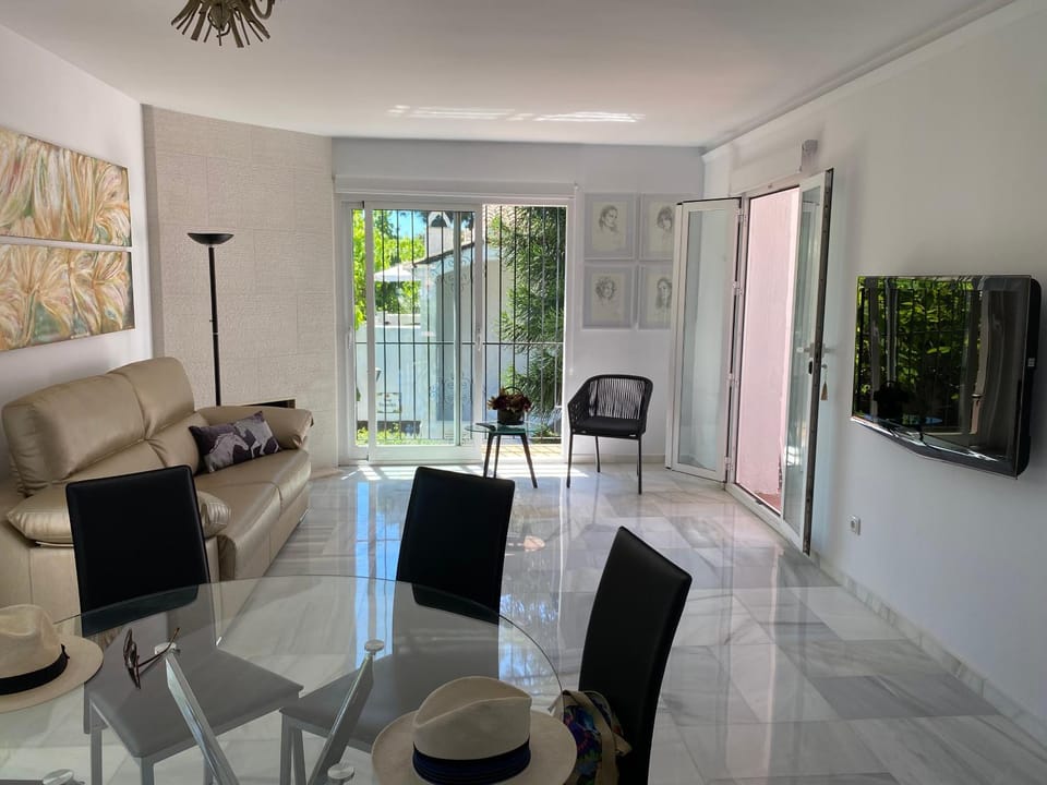 tarifa especial, sin aglomeraciones en piscina y playa, cerca de Puerto Banús Apartment in Costa del Sol