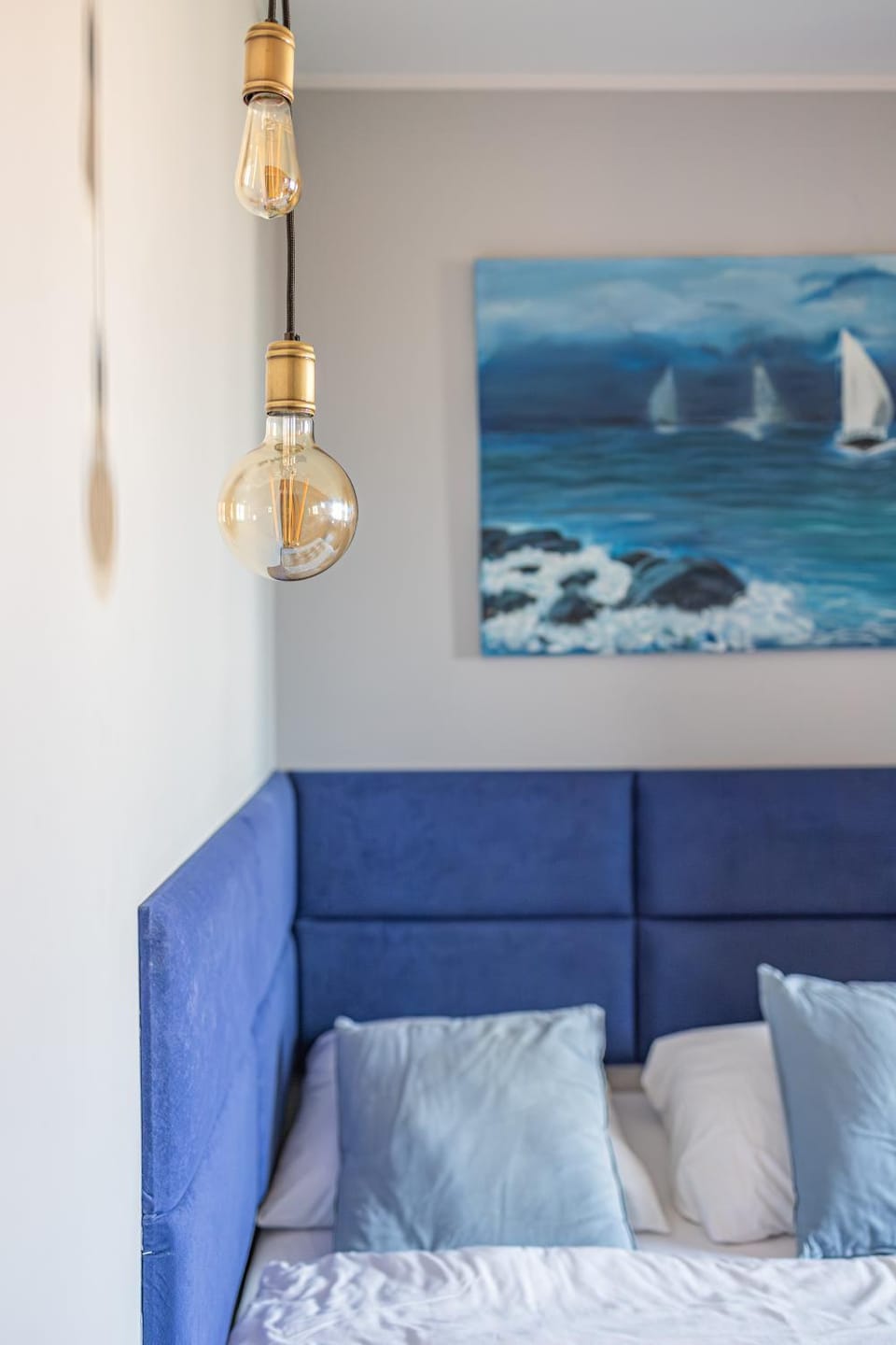 Bed, Living room, Photo of the whole room, Decorative detail, Seating area, Bedroom