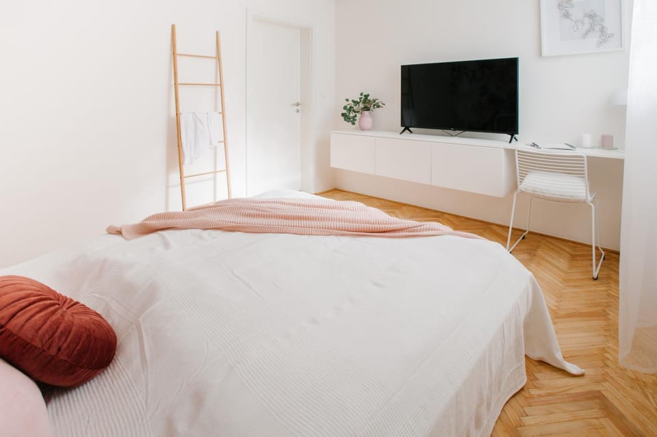 Bed, TV and multimedia, Bedroom