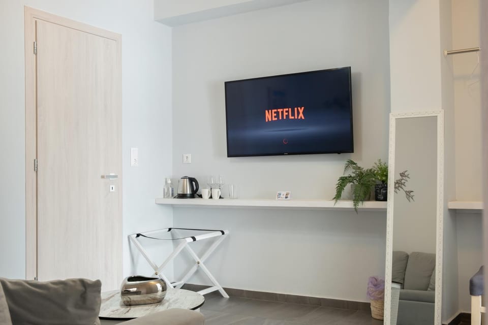TV and multimedia, Coffee/tea facilities, Other, Photo of the whole room, Decorative detail, Seating area