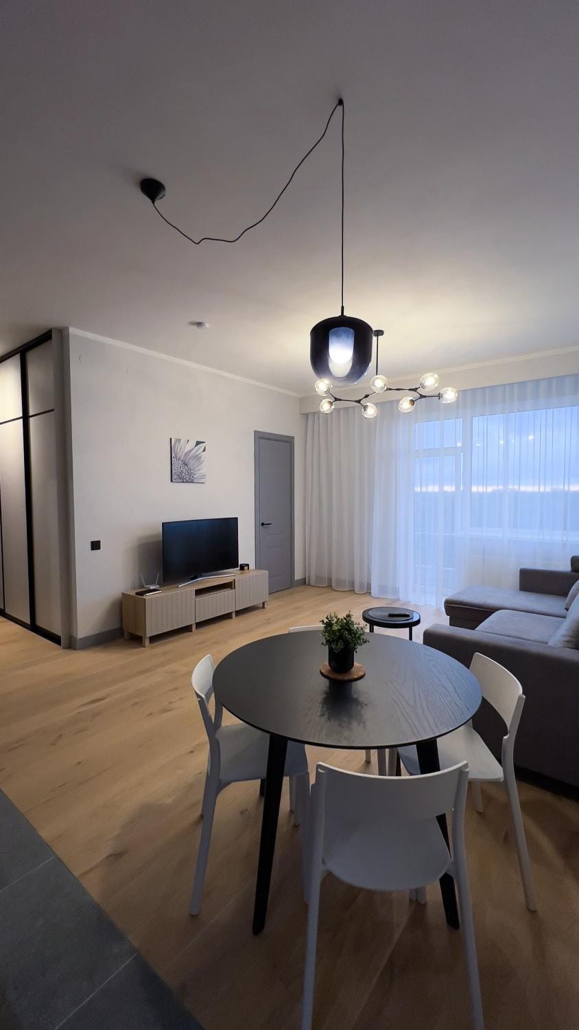 TV and multimedia, Living room, Photo of the whole room, Seating area, Dining area