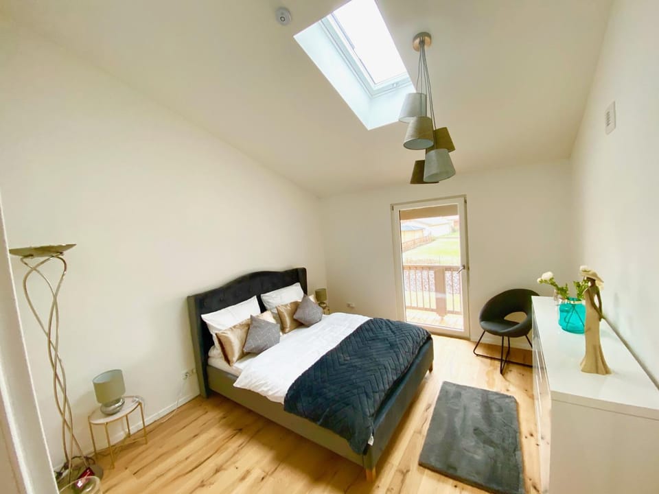 Bed, Bedroom, Garden view, Mountain view