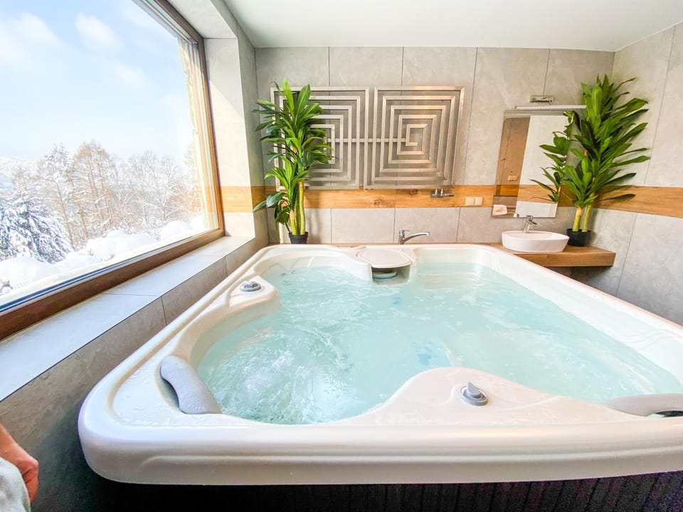 Hot Tub, Hot Tub, Bathroom, View (from property/room), Garden view, Mountain view, Area and facilities, locker, towels