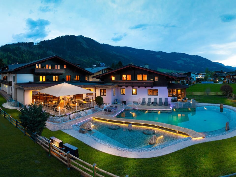Property building, Summer, Swimming pool