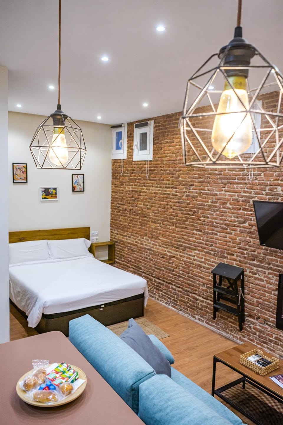 Bed, Living room, Photo of the whole room, Seating area, Bedroom