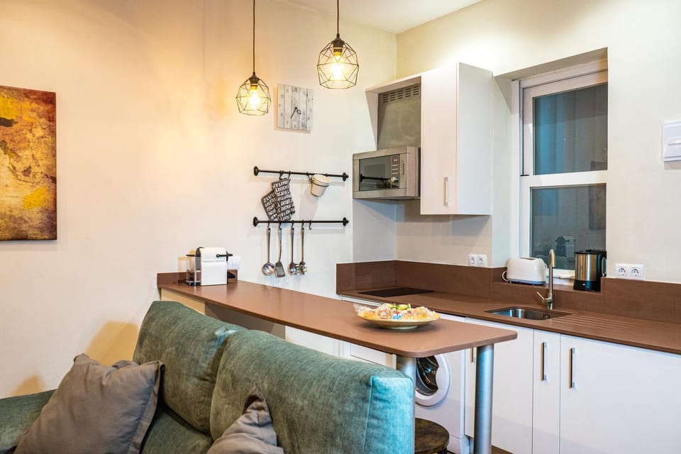 Kitchen or kitchenette, minibar