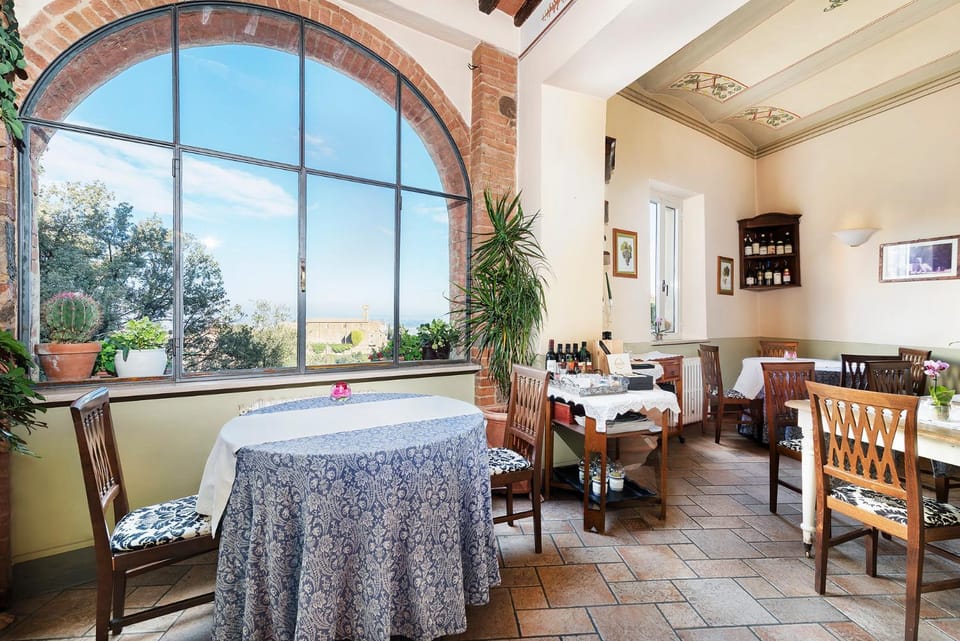 Restaurant/places to eat, Lounge or bar