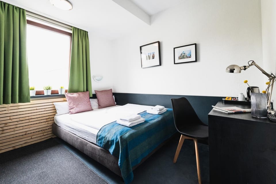 Bed, Photo of the whole room, Seating area, Bedroom, hair dresser