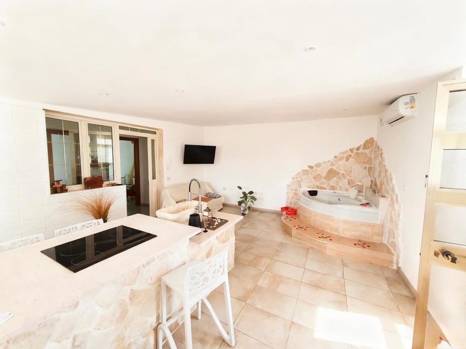 Hot Tub, TV and multimedia, Kitchen or kitchenette, Living room, Seating area, Dining area
