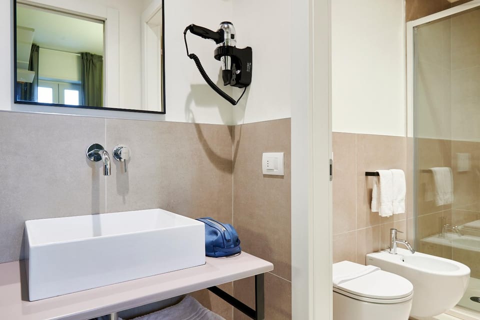 Shower, Bathroom, bidet, towels
