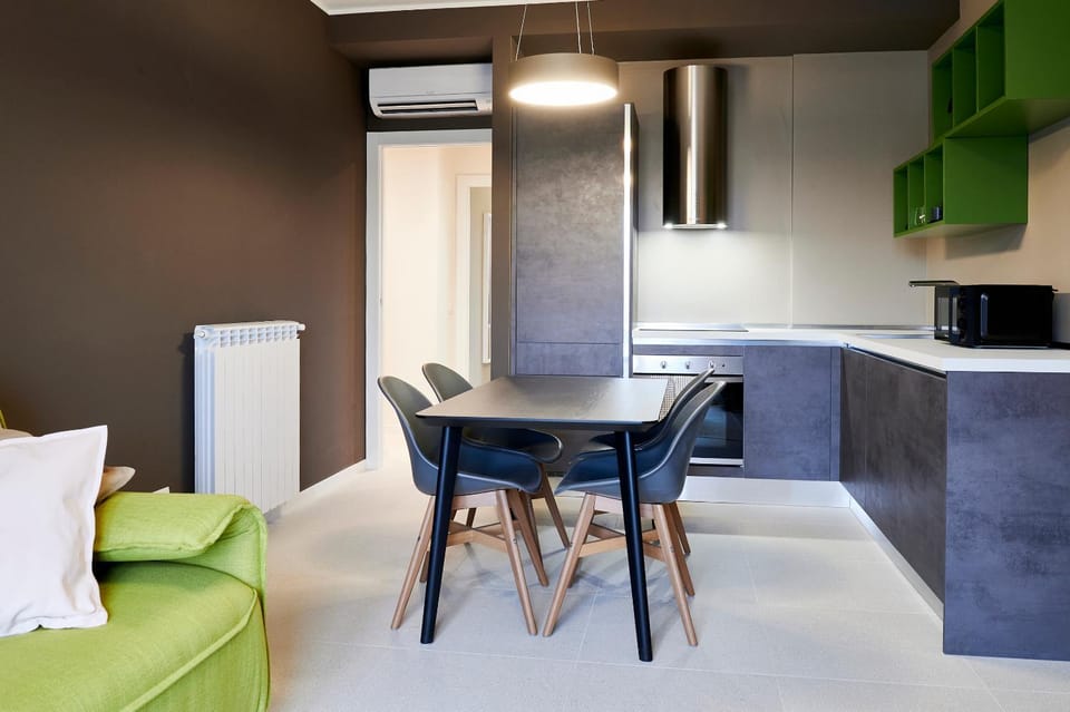 Kitchen or kitchenette, Dining area, minibar