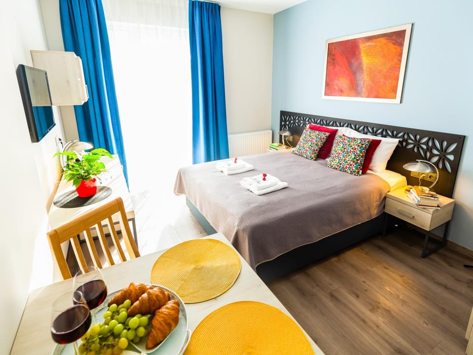 Bed, TV and multimedia, Food and drinks, Photo of the whole room, Dining area, Bedroom, Food