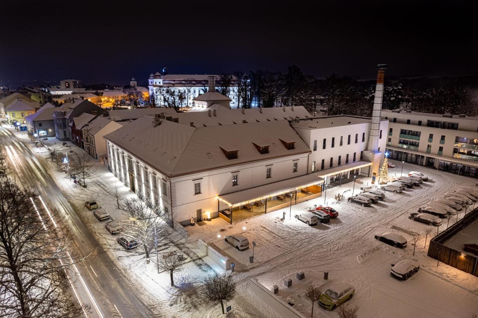 Property building, Neighbourhood, Street view, Location, Parking