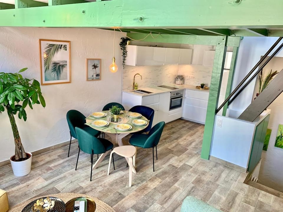Living room, Dining area