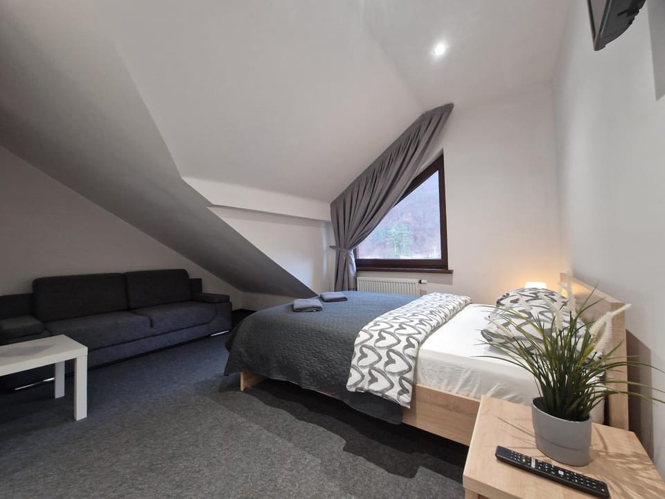 Bed, TV and multimedia, Living room, Photo of the whole room, Seating area, Bedroom